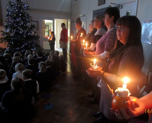 Pupils-lead-our-Christingle-Service